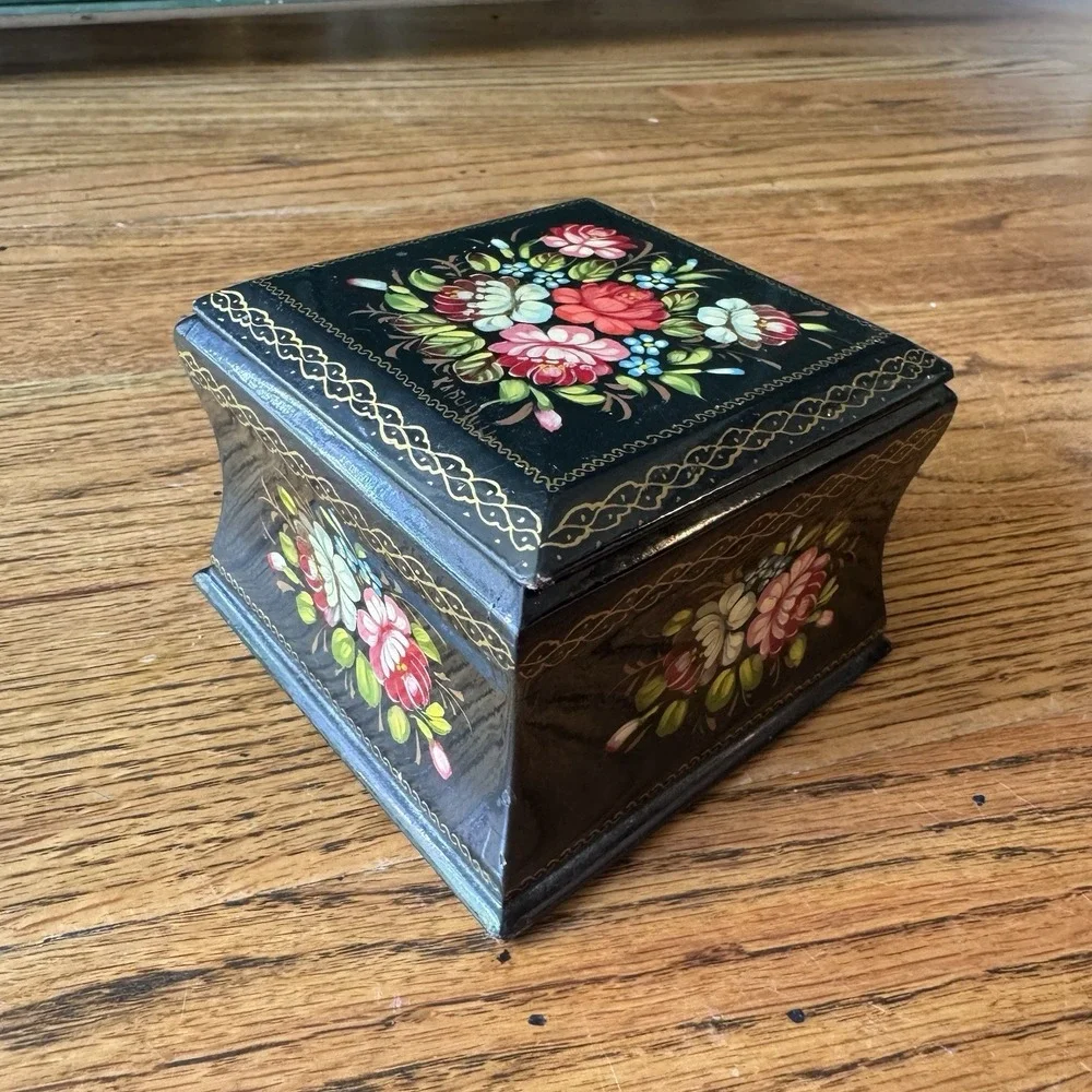 Vintage Russian‎ Lacquer Box | Hand-painted Florals | Artist Signed | Fedoskino?